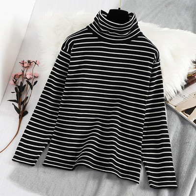 Νέο μοντέλο ριγέ γυναικείο πουλόβερ με ψηλό γιακά σε μαύρο και άσπρο χρώμα