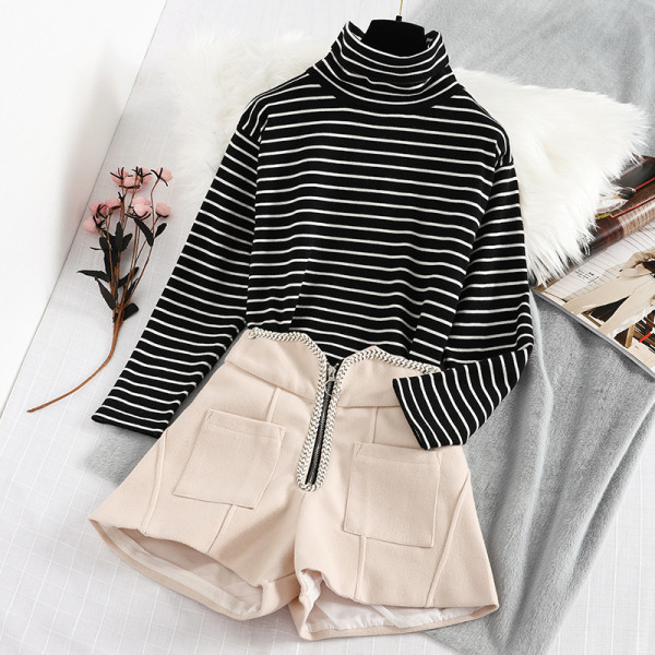 Νέο μοντέλο ριγέ γυναικείο πουλόβερ με ψηλό γιακά σε μαύρο και άσπρο χρώμα