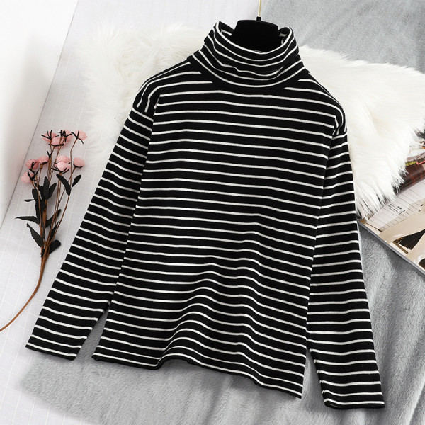 Νέο μοντέλο ριγέ γυναικείο πουλόβερ με ψηλό γιακά σε μαύρο και άσπρο χρώμα