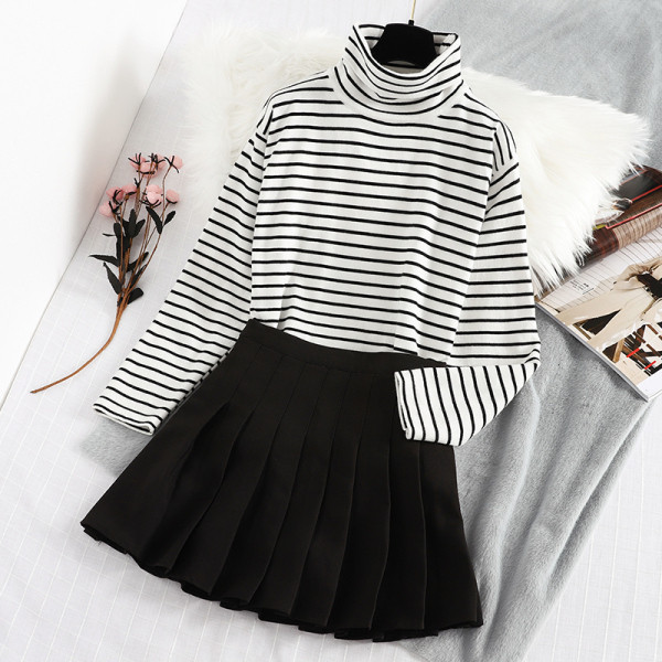 Νέο μοντέλο ριγέ γυναικείο πουλόβερ με ψηλό γιακά σε μαύρο και άσπρο χρώμα