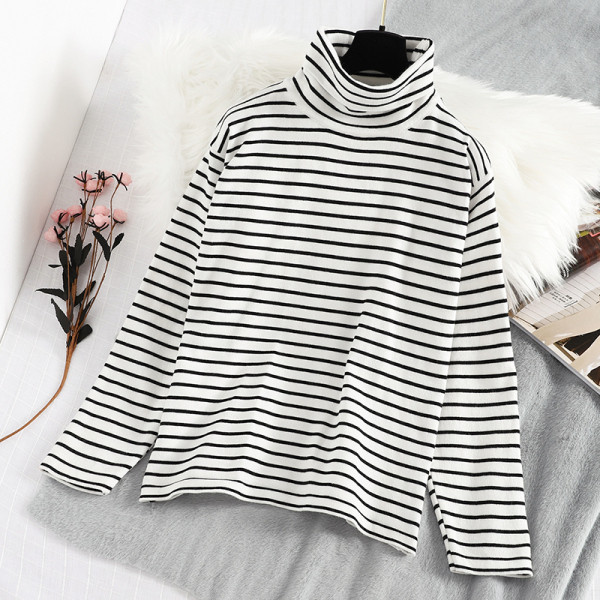 Νέο μοντέλο ριγέ γυναικείο πουλόβερ με ψηλό γιακά σε μαύρο και άσπρο χρώμα