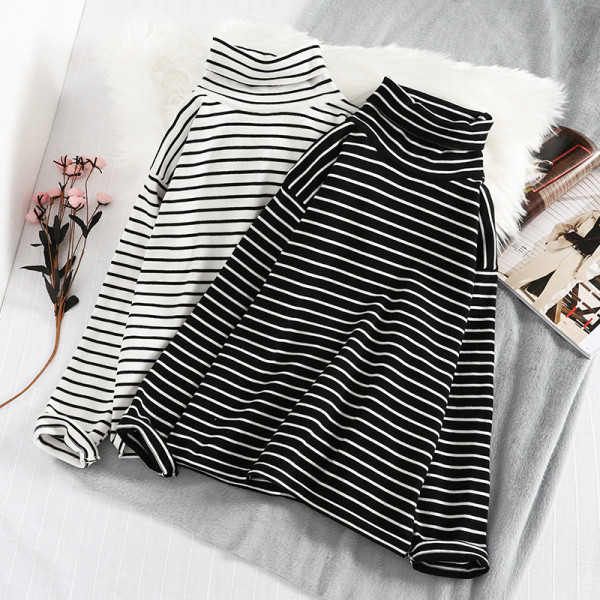 Νέο μοντέλο ριγέ γυναικείο πουλόβερ με ψηλό γιακά σε μαύρο και άσπρο χρώμα