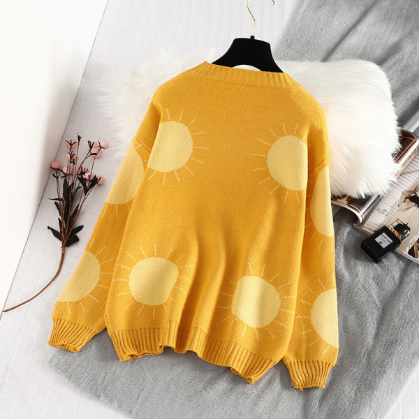 Γυναικείο μοντέρνο πουλόβερ με στρογγυλη λαιμόκοψη και μακρύ μανίκι σε κίτρινο χρώμα