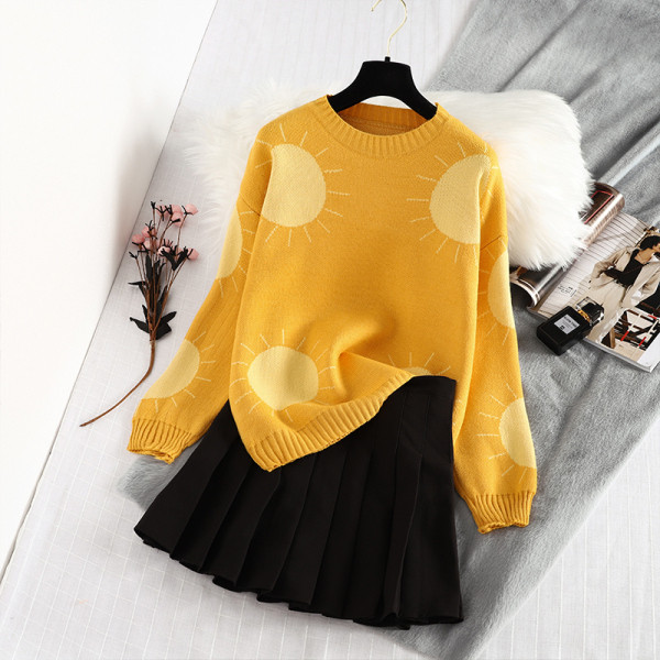 Γυναικείο μοντέρνο πουλόβερ με στρογγυλη λαιμόκοψη και μακρύ μανίκι σε κίτρινο χρώμα