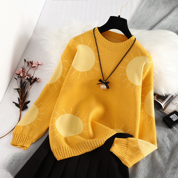 Γυναικείο μοντέρνο πουλόβερ με στρογγυλη λαιμόκοψη και μακρύ μανίκι σε κίτρινο χρώμα