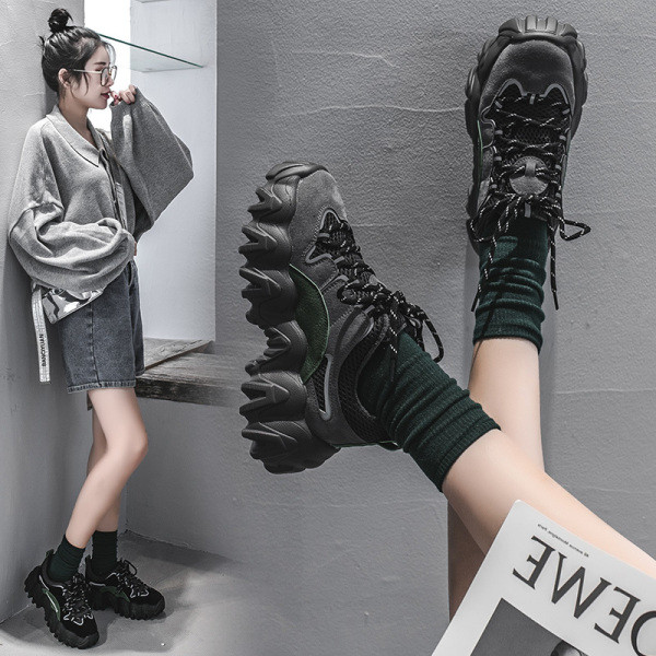 Női tornacipő ÚJ modell durva talppal, fűzős fekete és zöld színben