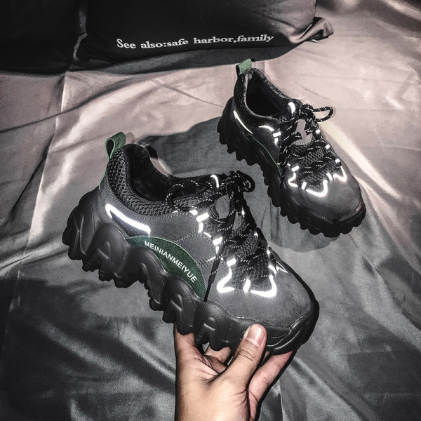 Női tornacipő ÚJ modell durva talppal, fűzős fekete és zöld színben