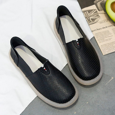 Γυναικεία καθημερινά παπούτσια από οικολογικό δέρμα με ίσια σόλα σε μαύρο και άσπρο χρώμα