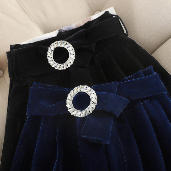 Bársony téli rövidnadrág övvel és kövekkel fekete és kék színben