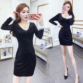 Modern női ruha spitz nyakkivágással, hosszú ujjú, fekete pehelyszínnel