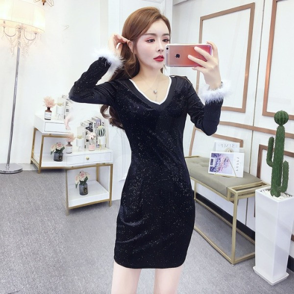 Modern női ruha spitz nyakkivágással, hosszú ujjú, fekete pehelyszínnel