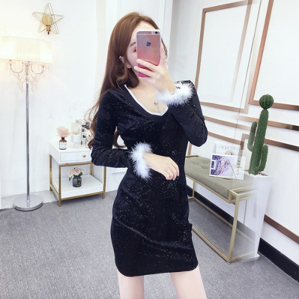 Modern női ruha spitz nyakkivágással, hosszú ujjú, fekete pehelyszínnel