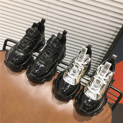Μοντέρνα γυναικεία αθλητικά παπούτσια  με κορδόνια σε ασημί και μαύρο χρώμα
