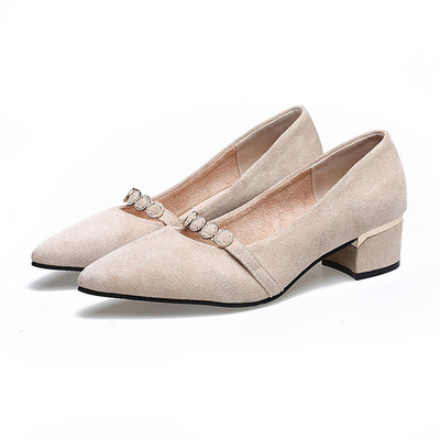 Modern női cipő vastag, alacsony sarkú eco velúrból, bézs és fekete színben