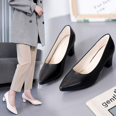 Кожени дамски обувки заострен модел с нисък дебел ток в черен и бял цвят 