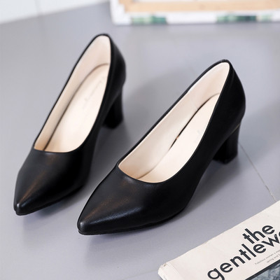 Bőr női cipő hegyes modell alacsony vastag sarkú fekete-fehér színben