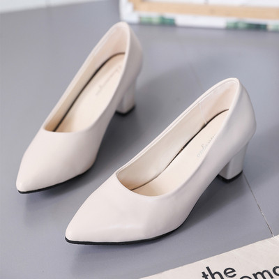 Bőr női cipő hegyes modell alacsony vastag sarkú fekete-fehér színben