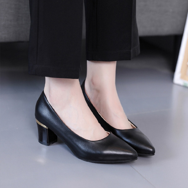 Bőr női cipő hegyes modell alacsony vastag sarkú fekete-fehér színben