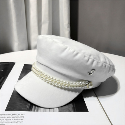 Modern női bársony sapka fekete-fehér gyöngylánccal