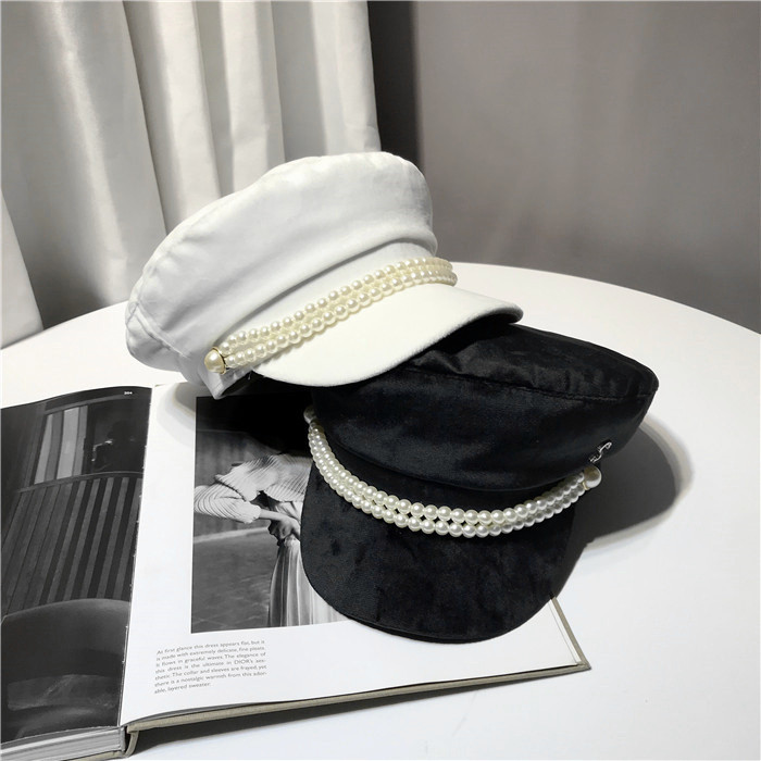 Modern női bársony sapka fekete-fehér gyöngylánccal