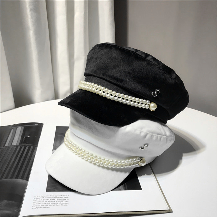 Модерна дамска шапка от кадифе с перлена верижка в черен и бял цвят