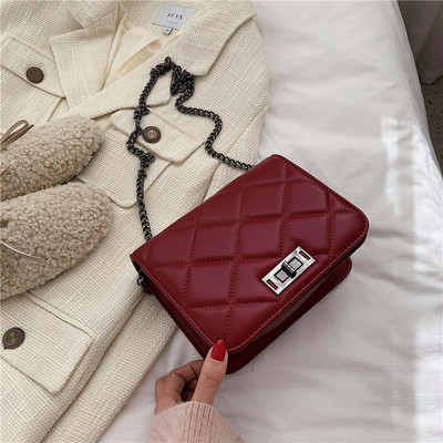 Öko bőrből készült modern női táska fém csattal és lánccal több színben