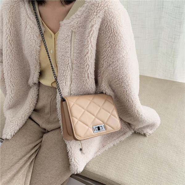 Öko bőrből készült modern női táska fém csattal és lánccal több színben