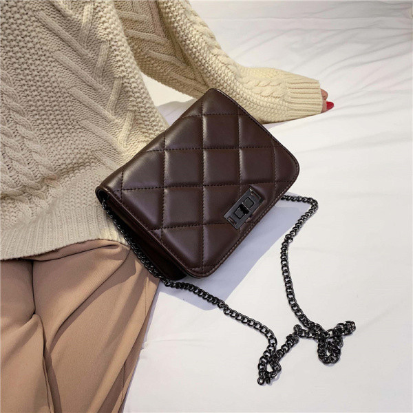 Öko bőrből készült modern női táska fém csattal és lánccal több színben