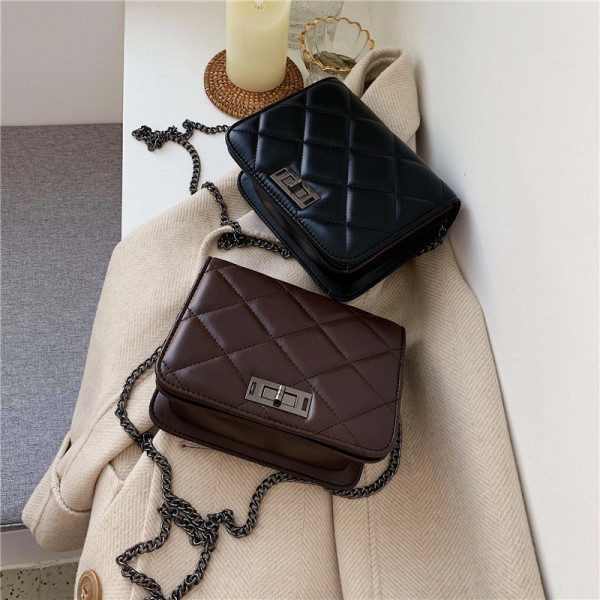 Öko bőrből készült modern női táska fém csattal és lánccal több színben