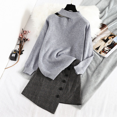 Дамски пуловер с висока яка и изрязани части в сив и бежов цвят