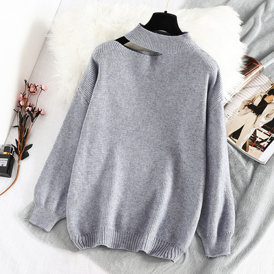 Γυναικείο πουλόβερ με μεγάλο κολάρο και κομμένα κομμάτια σε γκρι και μπεζ χρώμα