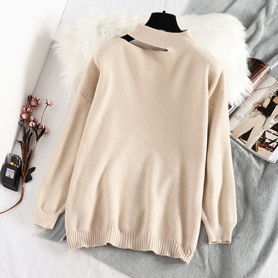 Γυναικείο πουλόβερ με μεγάλο κολάρο και κομμένα κομμάτια σε γκρι και μπεζ χρώμα