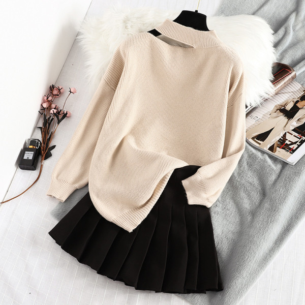 Γυναικείο πουλόβερ με μεγάλο κολάρο και κομμένα κομμάτια σε γκρι και μπεζ χρώμα