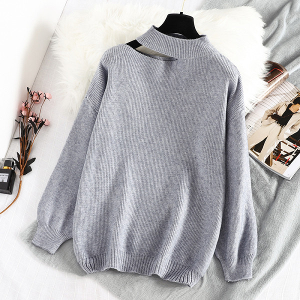 Γυναικείο πουλόβερ με μεγάλο κολάρο και κομμένα κομμάτια σε γκρι και μπεζ χρώμα