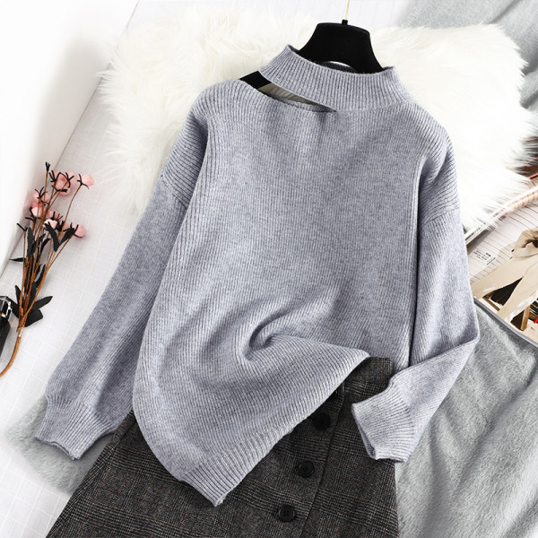 Γυναικείο πουλόβερ με μεγάλο κολάρο και κομμένα κομμάτια σε γκρι και μπεζ χρώμα