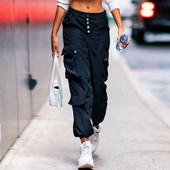 Női sportnadrág magas derékkal, fekete gombokkal