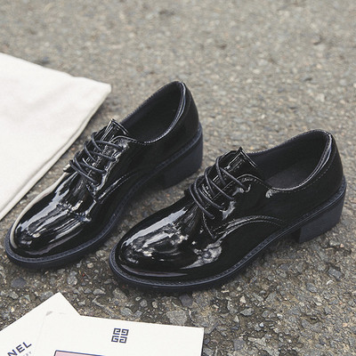 Γυναικεία καθημερινά λουστρίν παπούτσια  με χοντρό τακούνι αε ασημί και μαύρο χρώμα