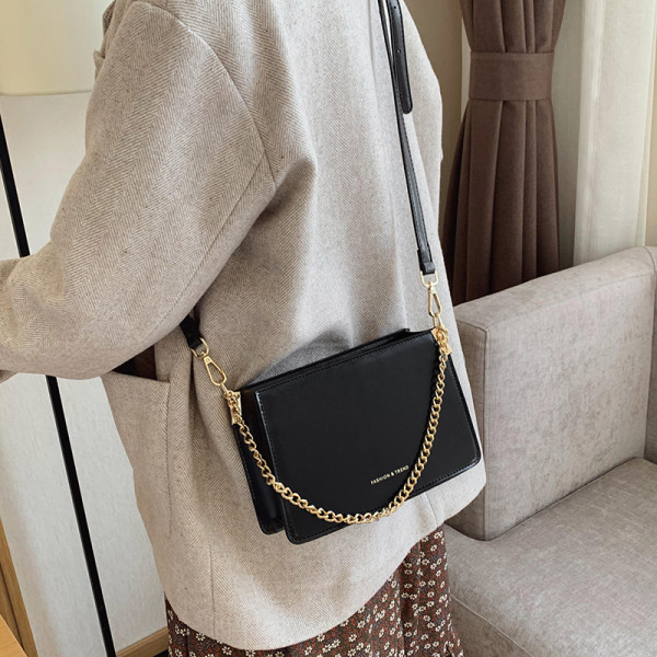 Női bőrtáska hosszú füllel és lánccal, négy színben