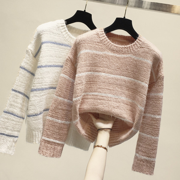 Μοντέρνο γυναικείο πουλόβερ με οβάλ ντεκολτέ και μακρύ μανίκι σε λευκό, πράσινο και ροζ χρώμα