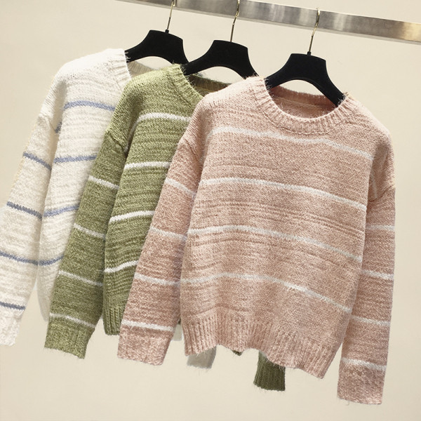 Μοντέρνο γυναικείο πουλόβερ με οβάλ ντεκολτέ και μακρύ μανίκι σε λευκό, πράσινο και ροζ χρώμα