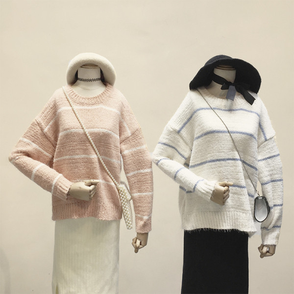 Μοντέρνο γυναικείο πουλόβερ με οβάλ ντεκολτέ και μακρύ μανίκι σε λευκό, πράσινο και ροζ χρώμα