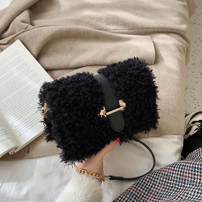 Női pehelytáska hosszú lánccal, fekete, barna, bézs és fehér színekben