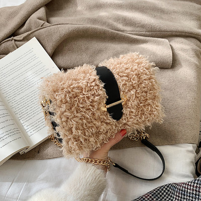 Női pehelytáska hosszú lánccal, fekete, barna, bézs és fehér színekben