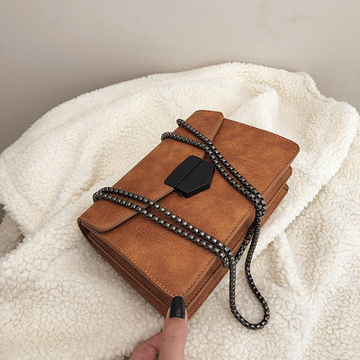 Geantă de damă modernă din piele cu închizătoare și lanț metalic