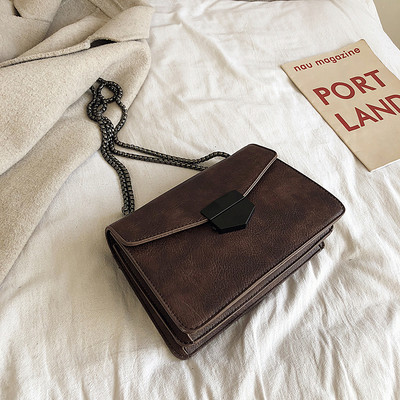 Geantă de damă modernă din piele cu închizătoare și lanț metalic