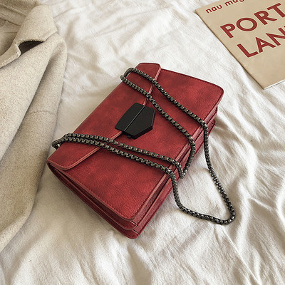 Geantă de damă modernă din piele cu închizătoare și lanț metalic