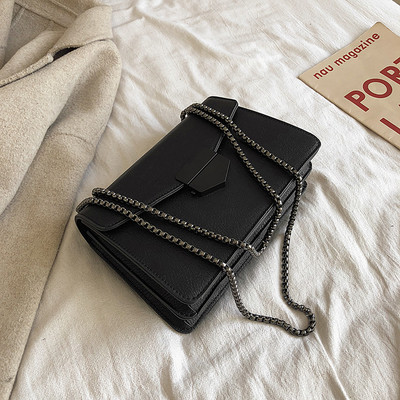 Geantă de damă modernă din piele cu închizătoare și lanț metalic