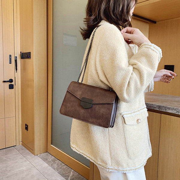 Geantă de damă modernă din piele cu închizătoare și lanț metalic