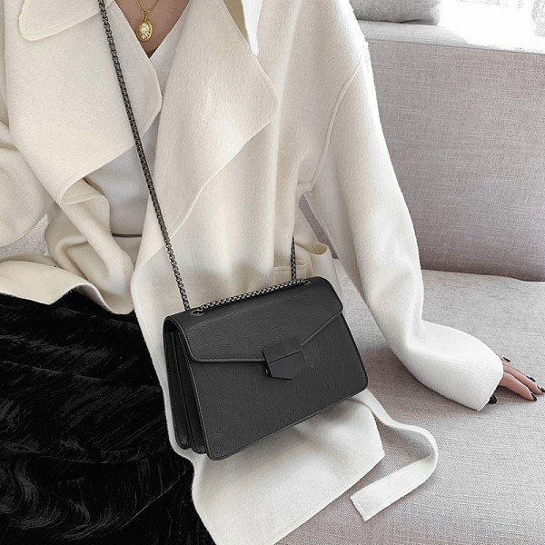 Geantă de damă modernă din piele cu închizătoare și lanț metalic