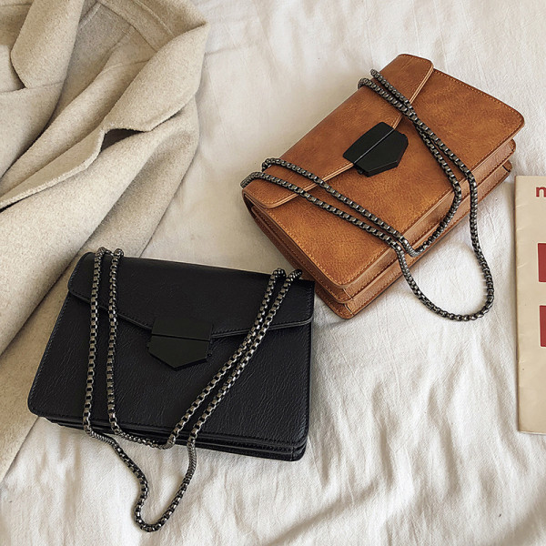 Geantă de damă modernă din piele cu închizătoare și lanț metalic